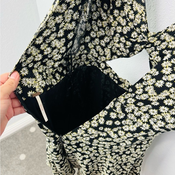Free People Daisy Print Cutout Front Twist Flutter Sleeve Mini Dress w Open Back - Picture 6 of 9